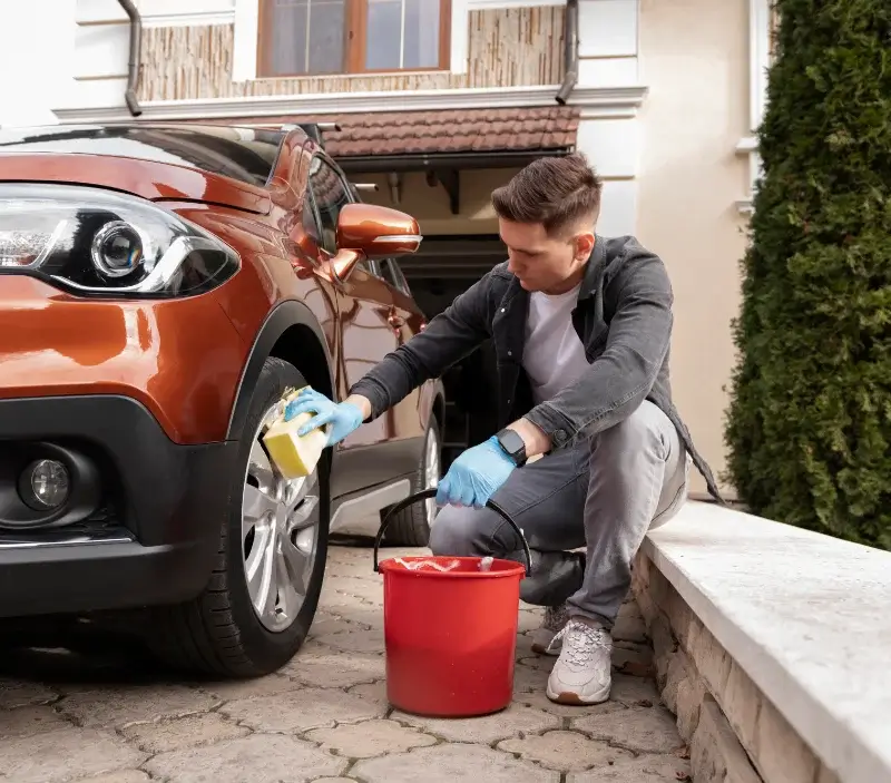 Lavage auto à domicile Lagarrigue : professionnel intervenant sur un véhicule